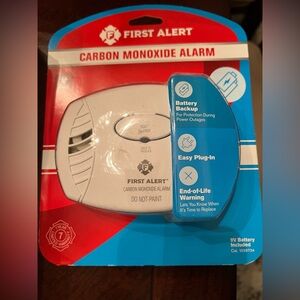 NEW First Alert Plug-in Carbon Monoxide Detector battery backup